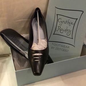 Black Leather slim-toe pump made in Italy